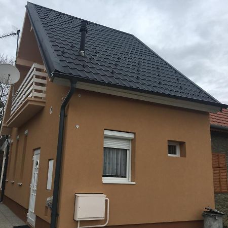 Pesti Apartmanhaz Бік Екстер'єр фото